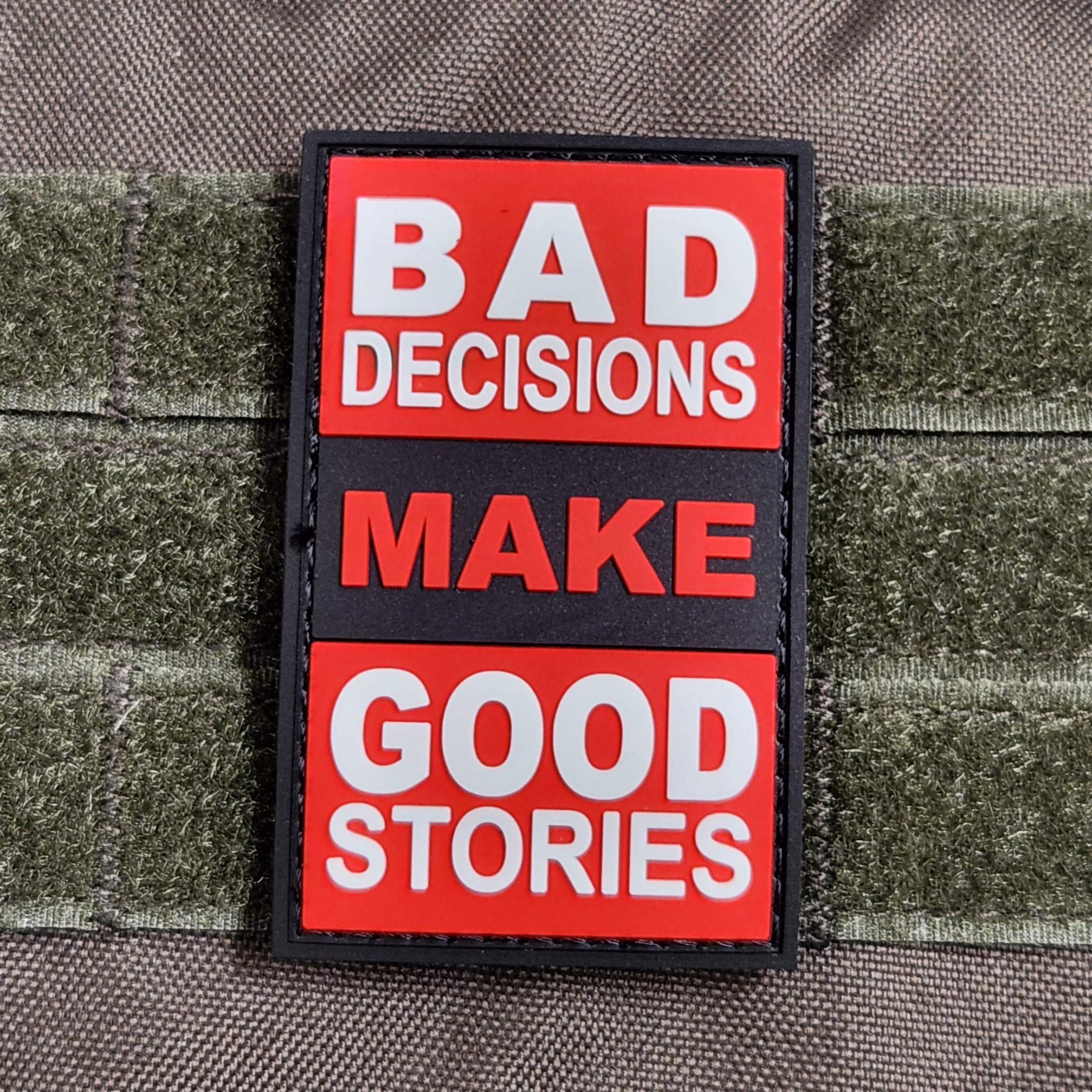 Parche PVC 3D con velcro – BAD DECISIONS make Good Stories - vista 2