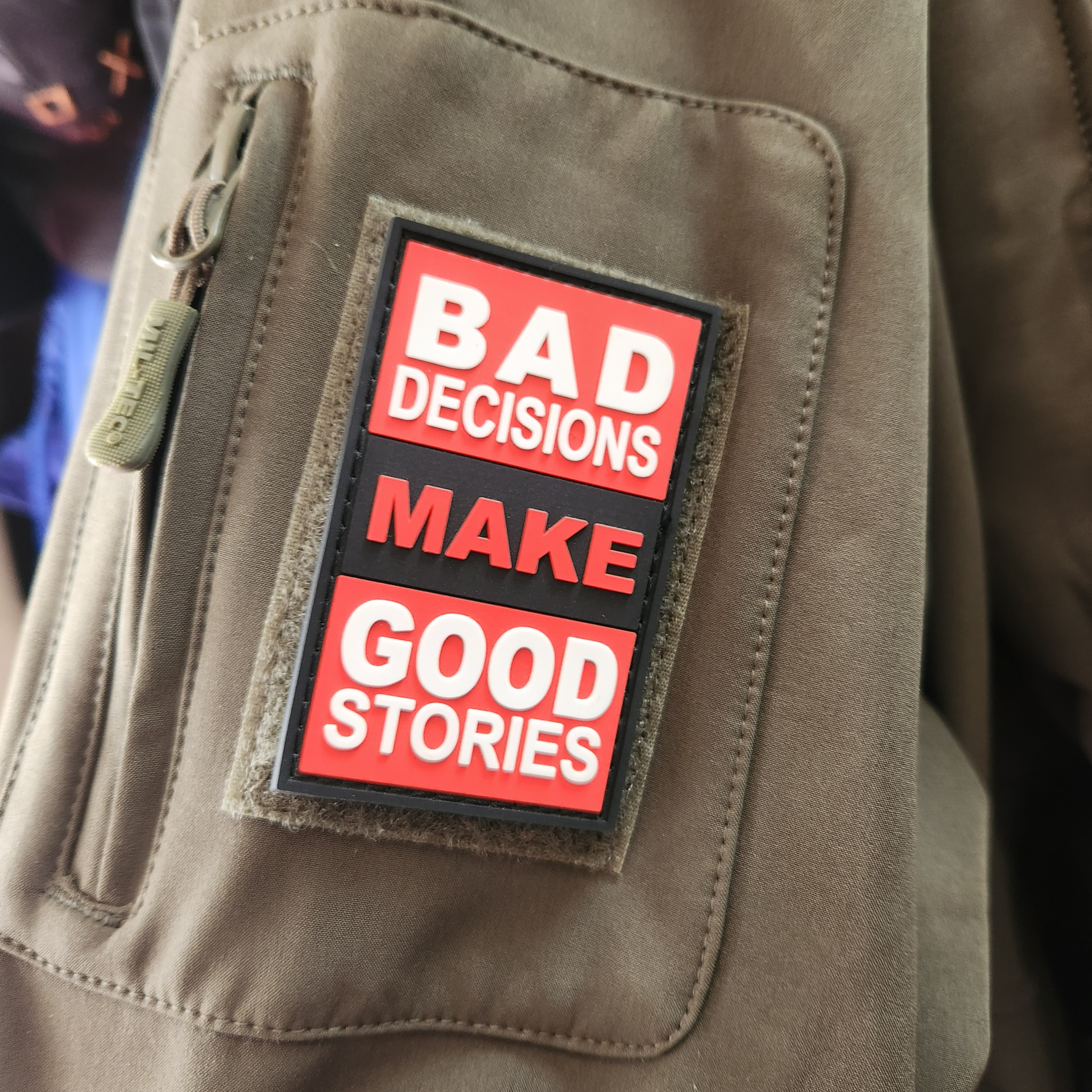 Parche PVC 3D con velcro – BAD DECISIONS make Good Stories - vista 4