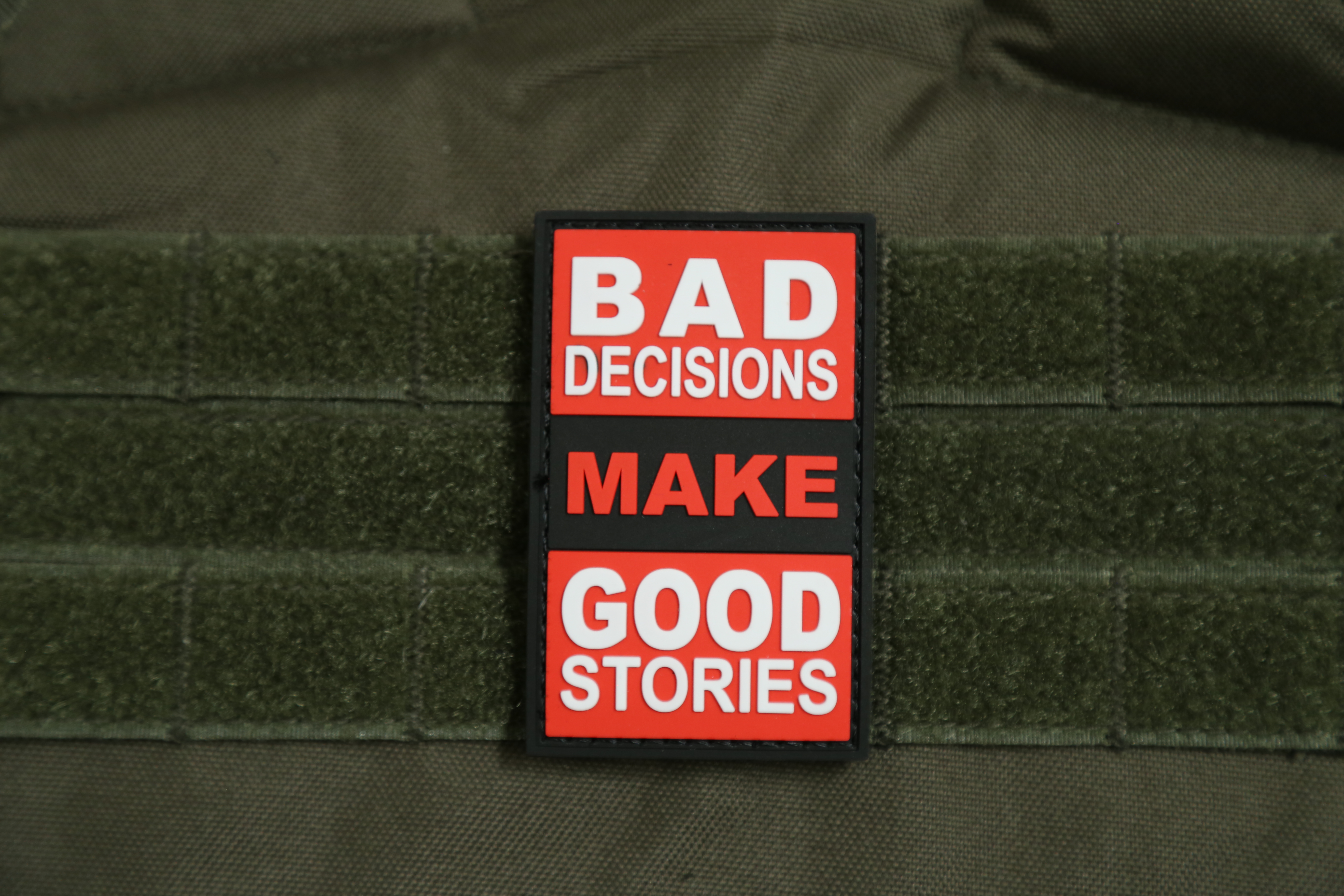 Parche PVC 3D con velcro – BAD DECISIONS make Good Stories - vista 5