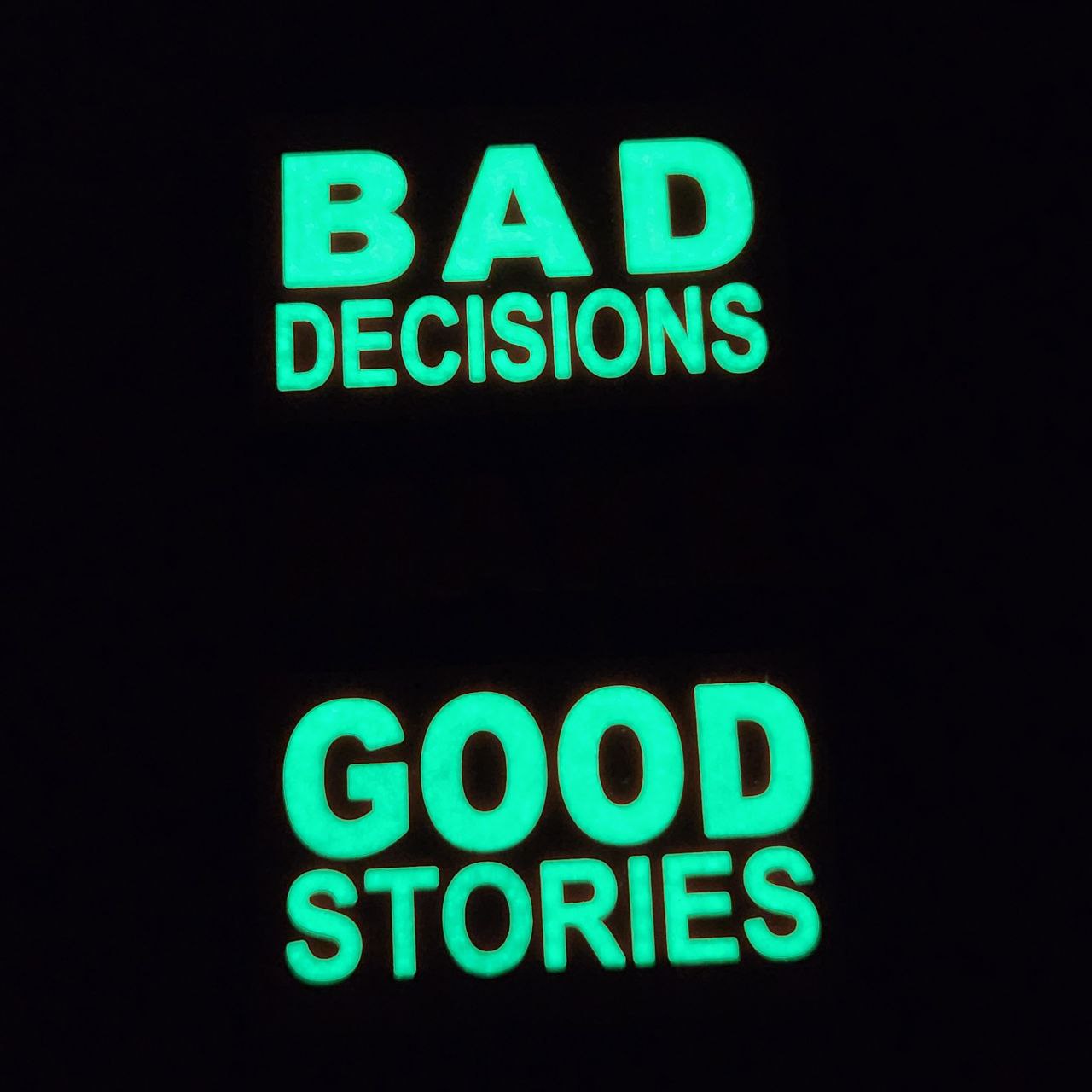 Parche PVC 3D con velcro – BAD DECISIONS make Good Stories - vista 6