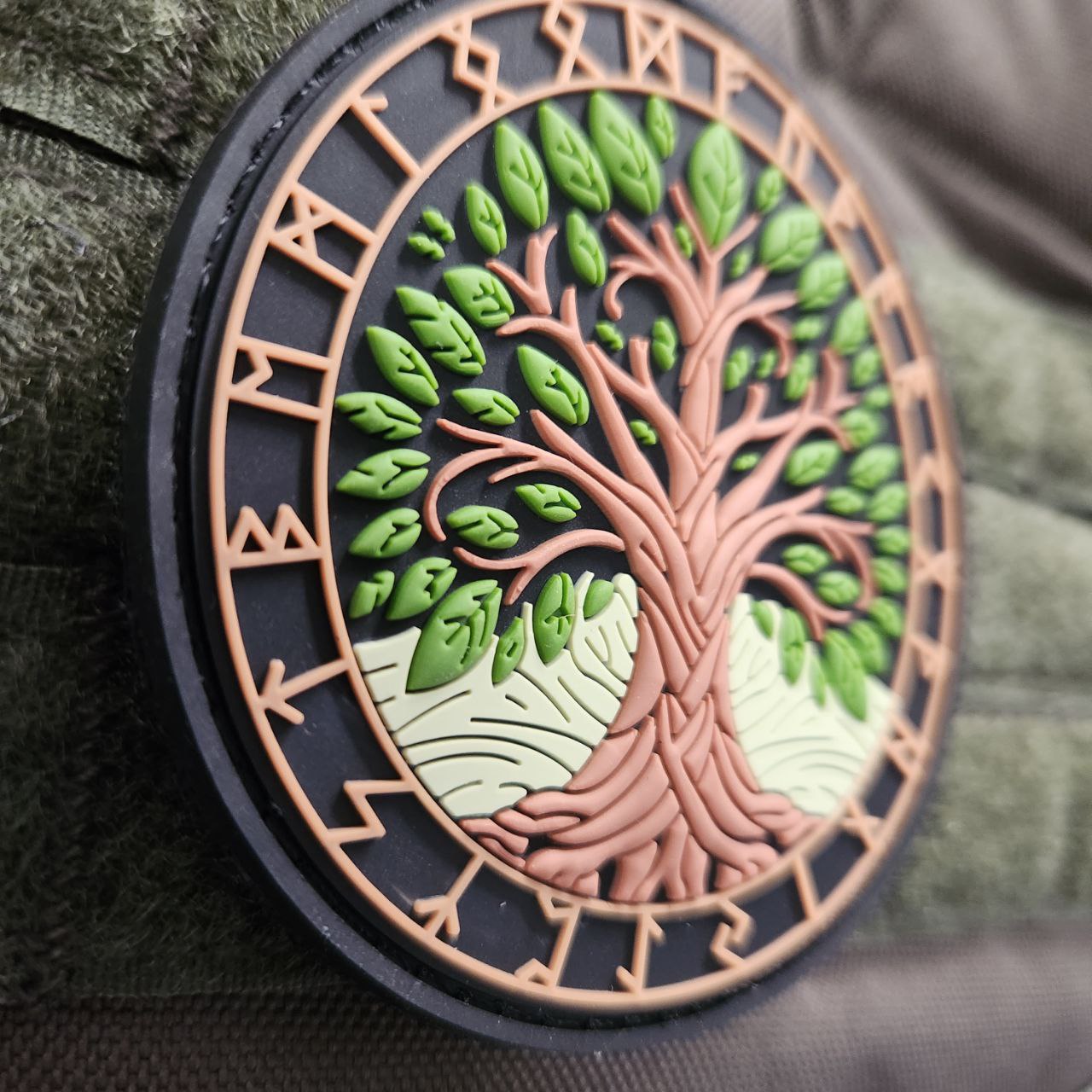 Parche PVC 3D con velcro – VIKINGO ARBOL VIDA Yggdrasil - vista 3